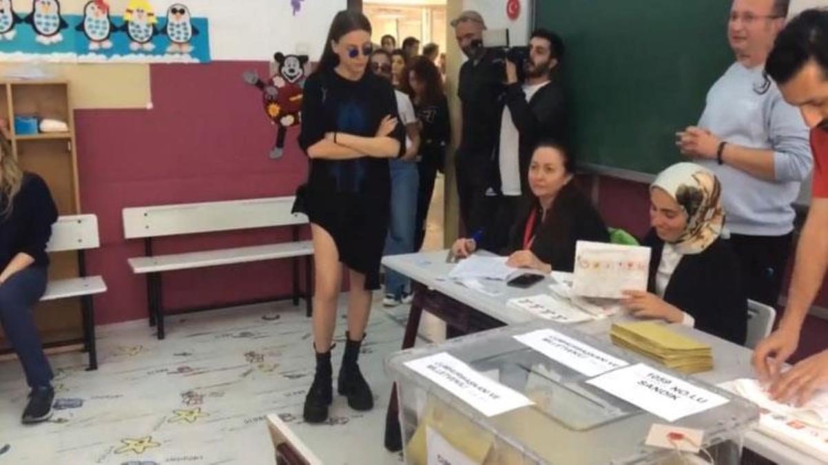 Serenay Sarıkaya, 106 bin TL’lik kombiniyle dikkat çekti