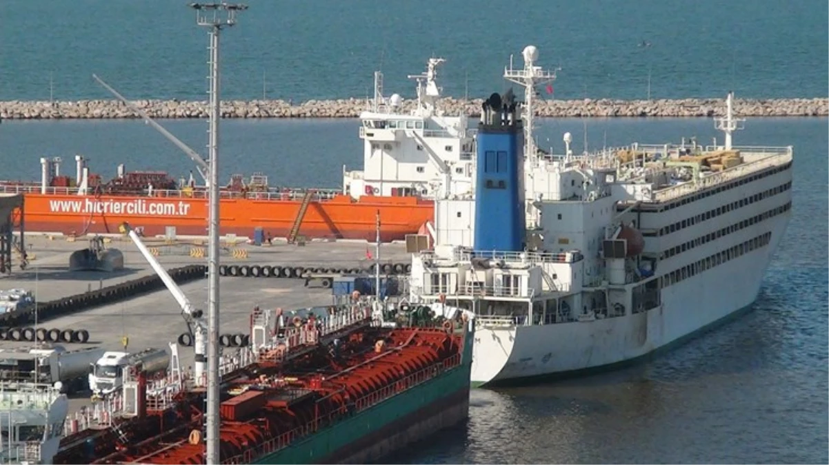 Bandırma’da limanda bekletilen gemiden gelen koku vatandaşı canından bezdirdi! Ne kapı açabiliyorlar ne pencere