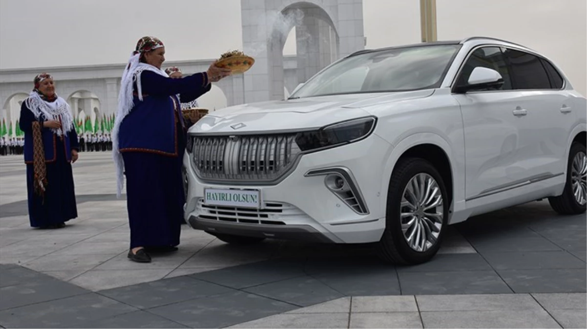 Türkmenistan’da yerli otomobil Togg’a ilginç karşılama! Bereket getirsin diye üzerine un serpip tütsü yaktılar