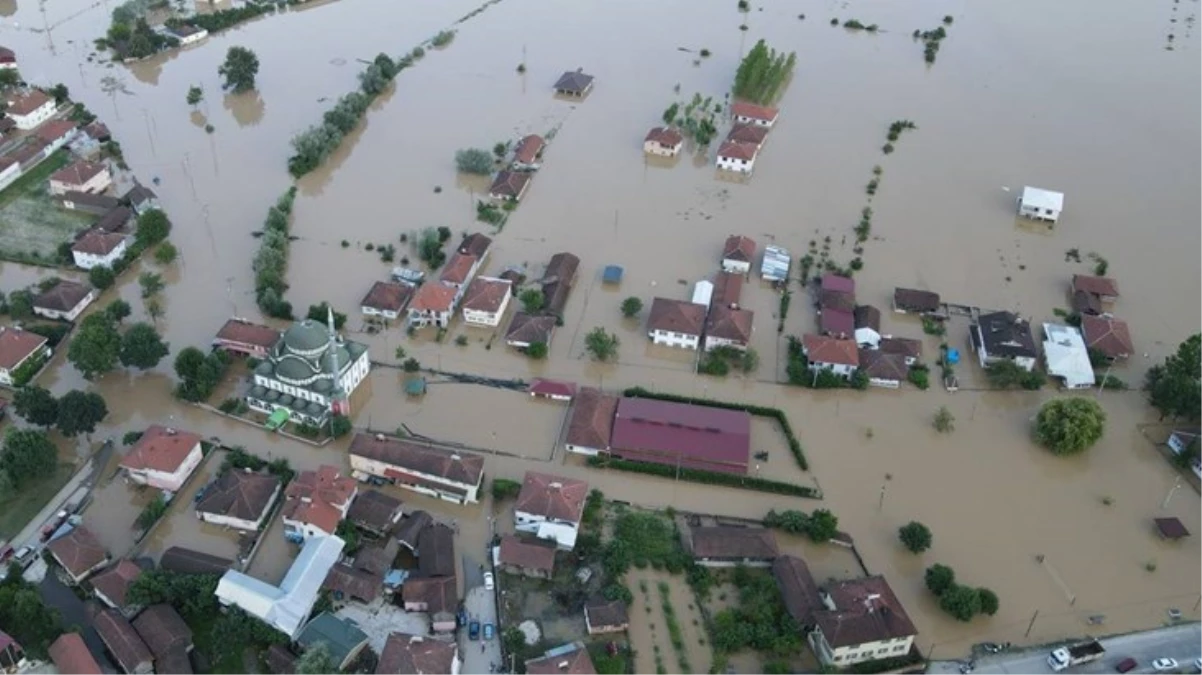 Efteni Gölü’ndeki taşkın 350 dekarlık alanı etkiledi! Bir köy sulara gömüldü, maddi zarar büyük