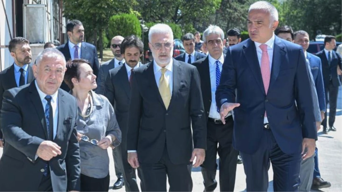 Kültür ve Turizm Bakanı Mehmet Nuri Ersoy, Tamer Karadağlı’nın müdür olduğu Devlet Tiyatroları’nı ziyaret etti