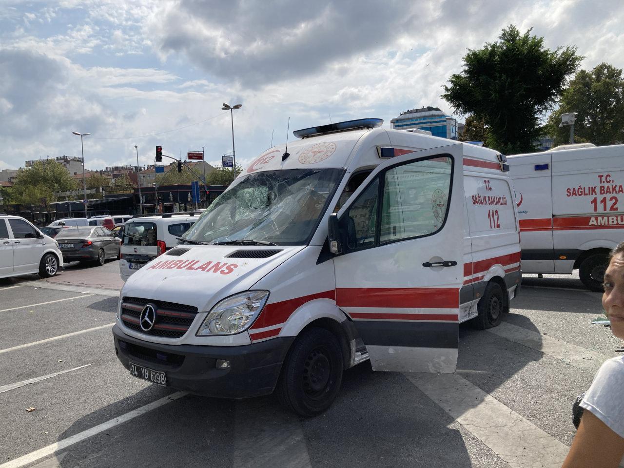 Fatih'te otomobilin çarptığı ambulans devrildi: 3 kişi yaralandı!