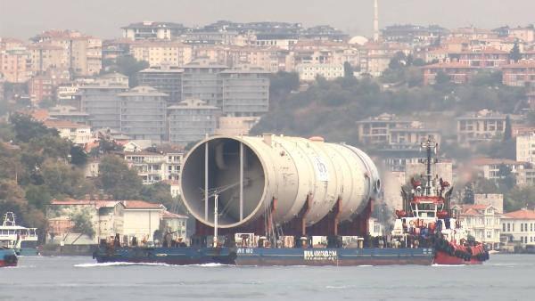 İstanbul Boğazı'ndan şaşırtan geçiş