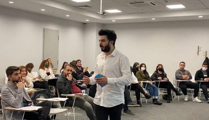 İbrahim Bedir Ünlü İsimlere İletişim Danışmanlığı Yapıyor