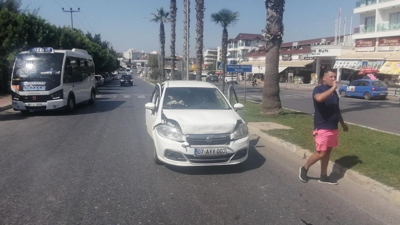 Kurallara uyup yaya geçidindeki yolculara yol verdi, 3 araç zincirleme kaza yaptı