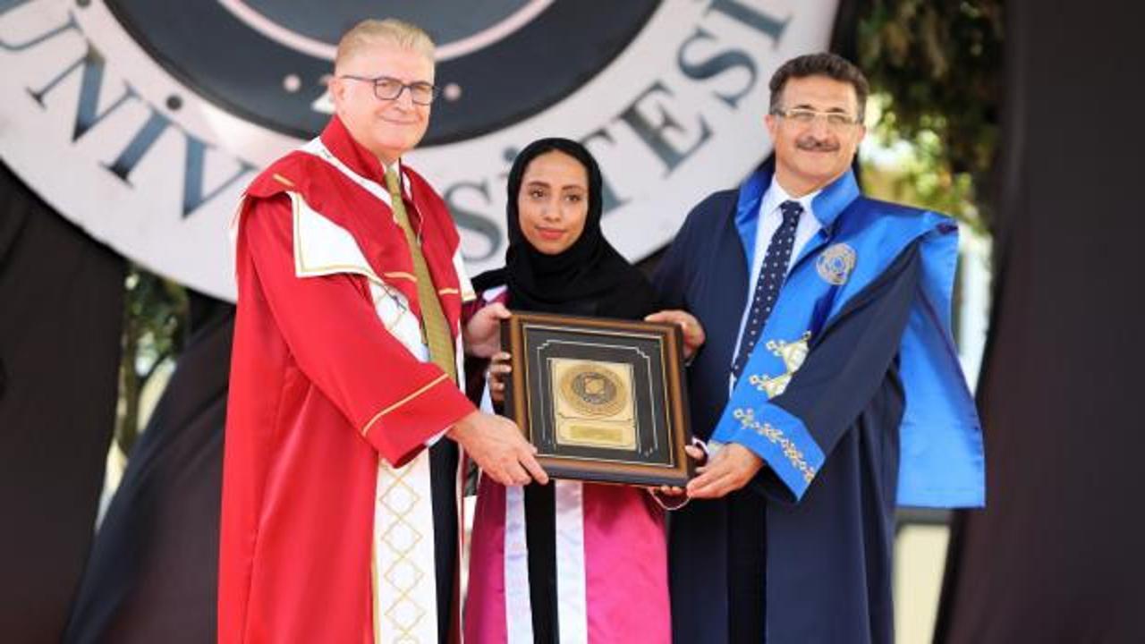 İAÜ’nün dönem birincisi uluslararası öğrenci Abdulmajid oldu