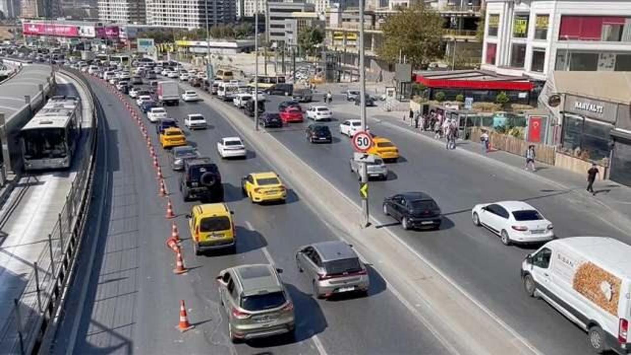 İstanbul’da metrobüs yolundaki bakım nedeniyle trafikte yoğunluk yaşanıyor