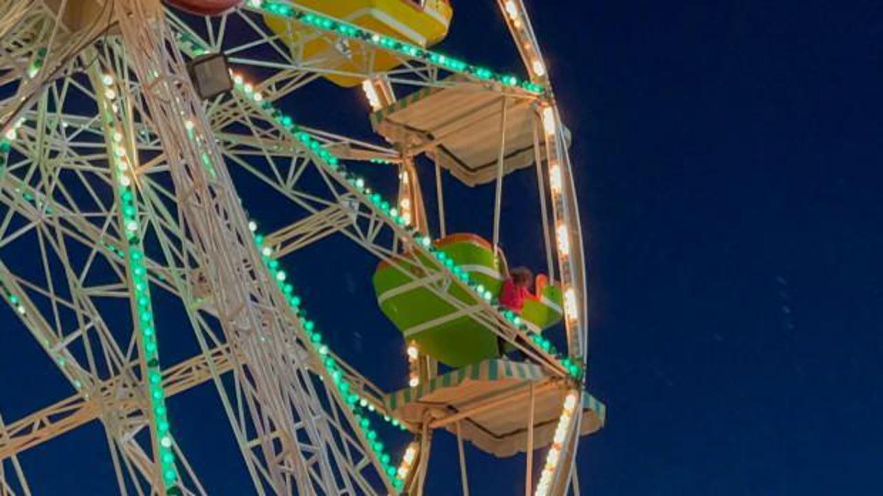 Konya’da lunaparkta yürekleri ağza getiren an: Bir çocuk dönme dolapta asılı kaldı