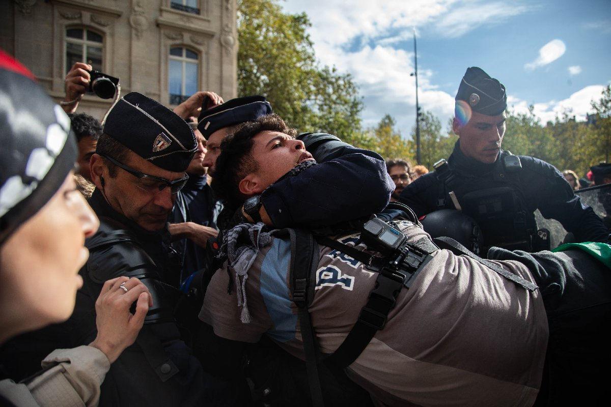 Paris’te Filistin yürüyüşüne polisten sert müdahale!