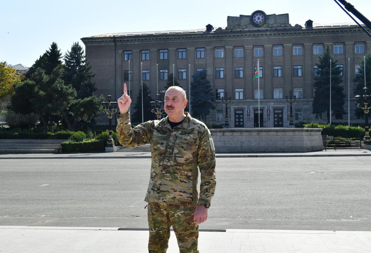 Aliyev, Hankendi ve Hocalı'da Azerbaycan bayrağını göndere çekti