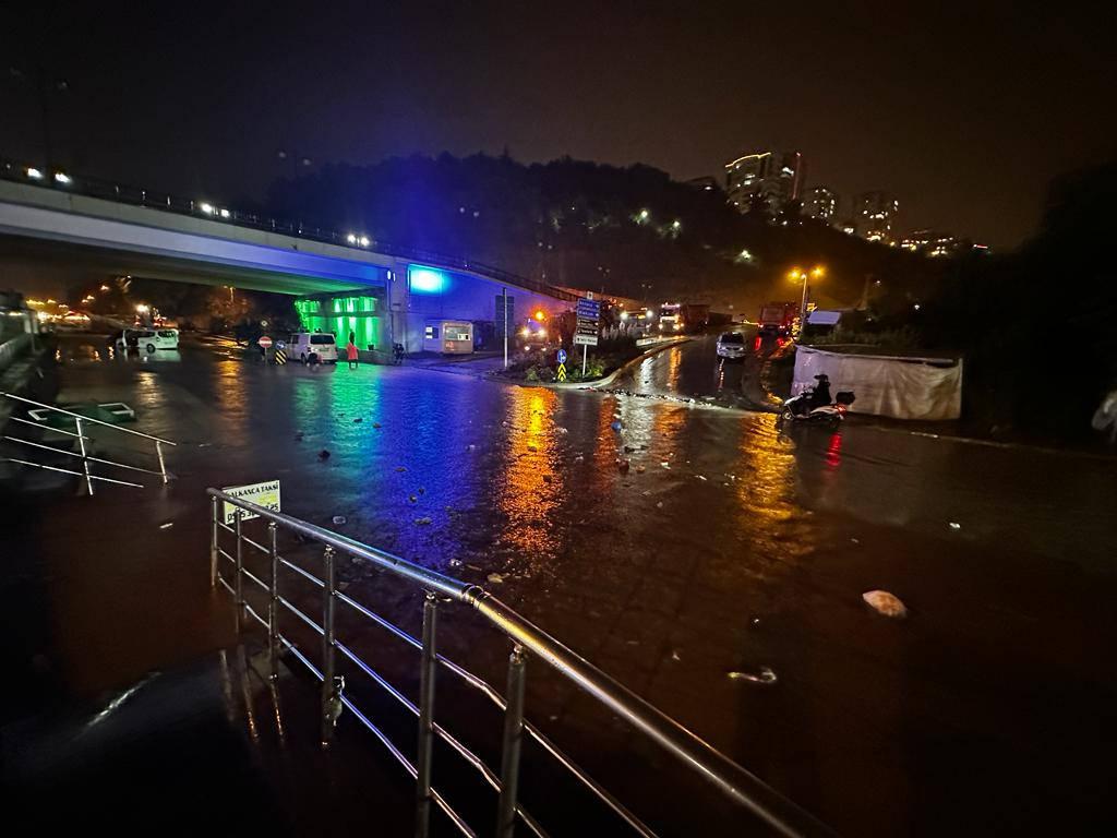 Sağanak yağış Samsun'u vurdu! Cadde ve sokaklar göle döndü