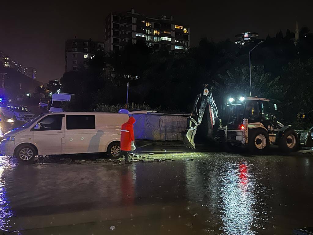 Sağanak yağış Samsun'u vurdu! Cadde ve sokaklar göle döndü