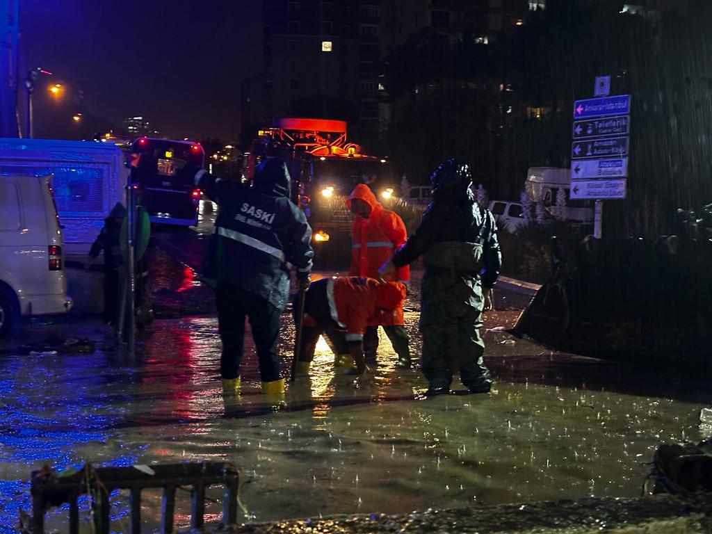 Sağanak yağış Samsun'u vurdu! Cadde ve sokaklar göle döndü