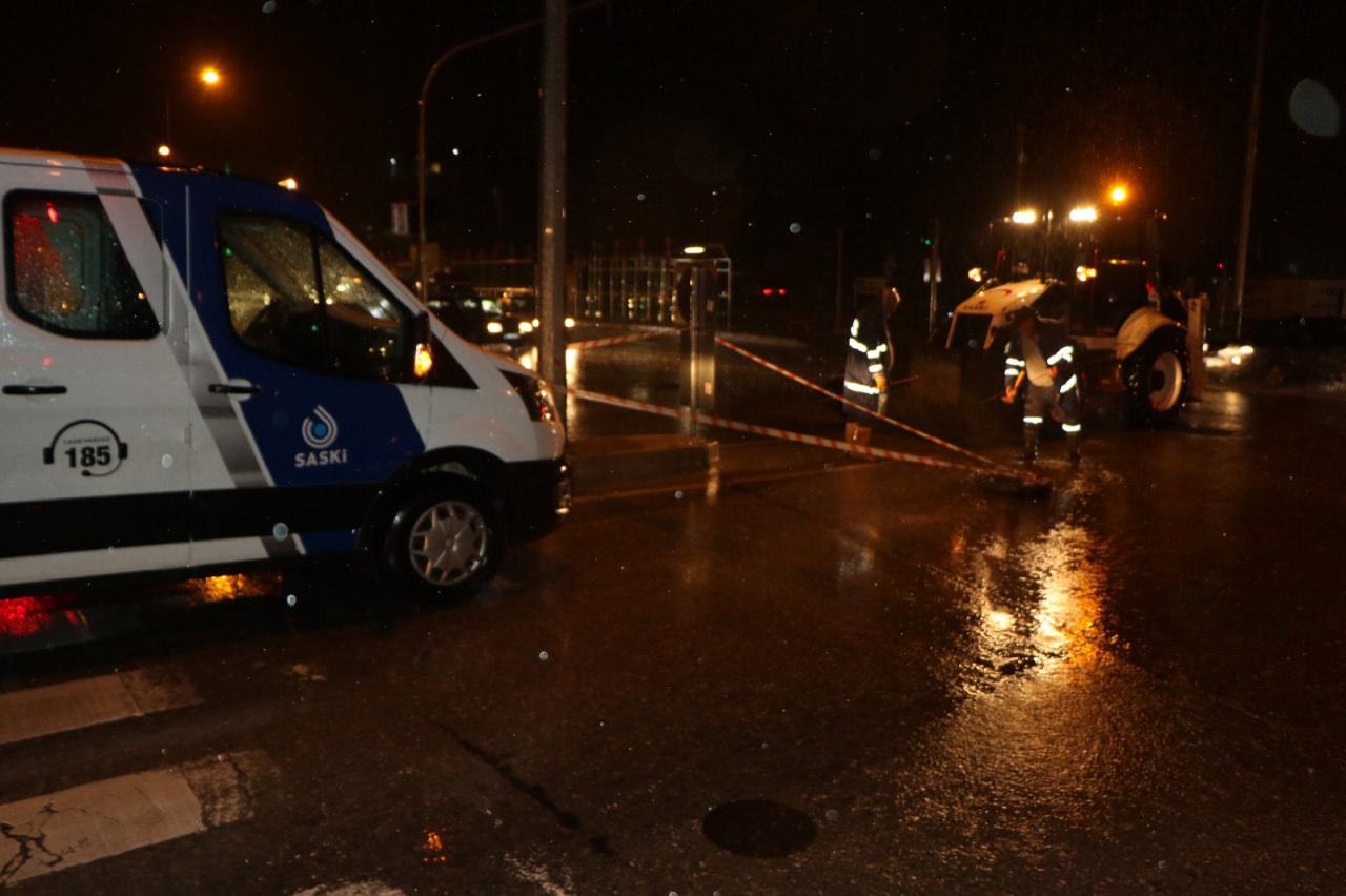 Sağanak yağış Samsun'u vurdu! Cadde ve sokaklar göle döndü