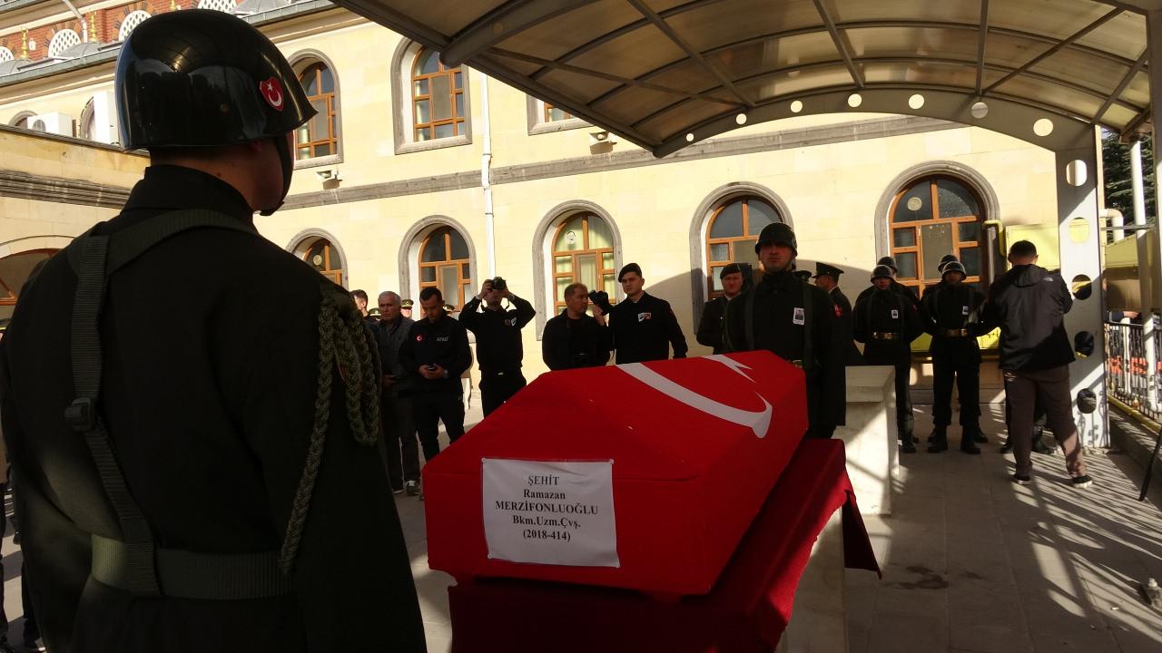 Şehide yürek yakan veda: tabutuna sarılan ailesi gözyaşına boğuldu