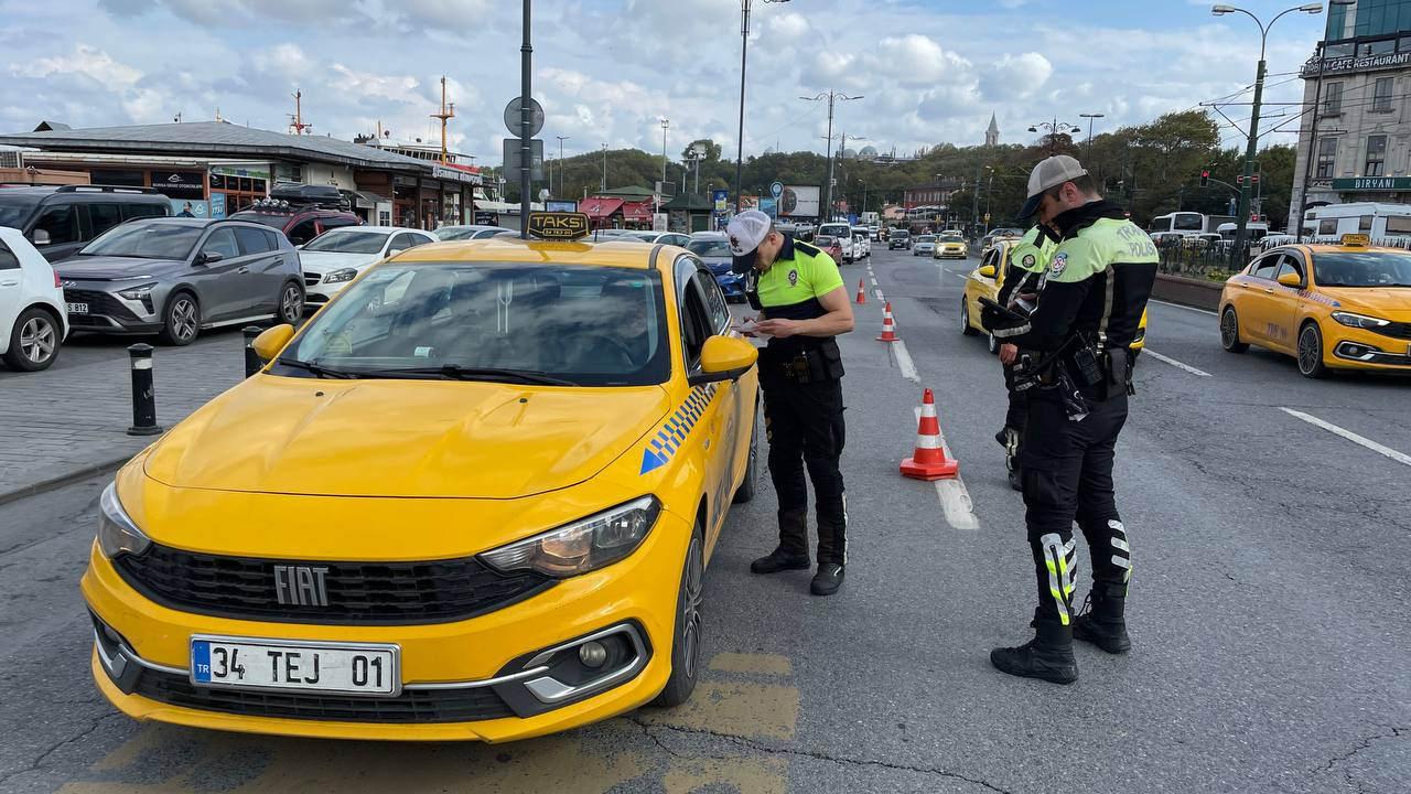 İstanbul'da trafik denetimi! Yolcudan fazla ücret isteyen taksicilere ceza kesildi