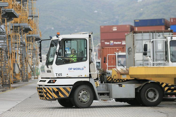 Temizlik görevlisi olarak başladığı limanda tonlarca ağırlıktaki yükleri taşıyor