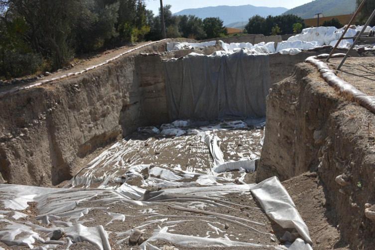 İzmir'de kadın ve erkek figürinleri bulundu: Tam 7 bin 700 yıllık!