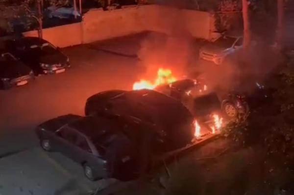 Kadıköy’de açık otoparktaki  3 araç yandı