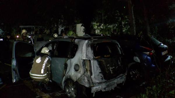 Kadıköy’de açık otoparktaki  3 araç yandı