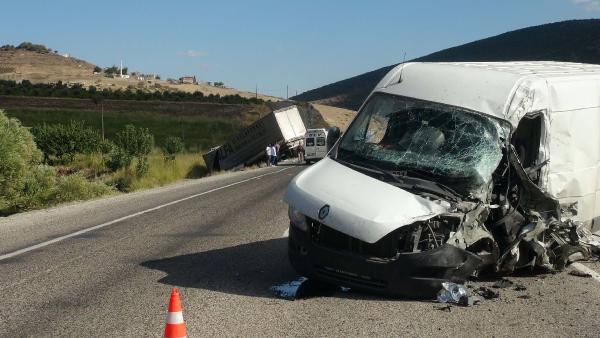 Kilis'te TIR ile minibüs çarpıştı