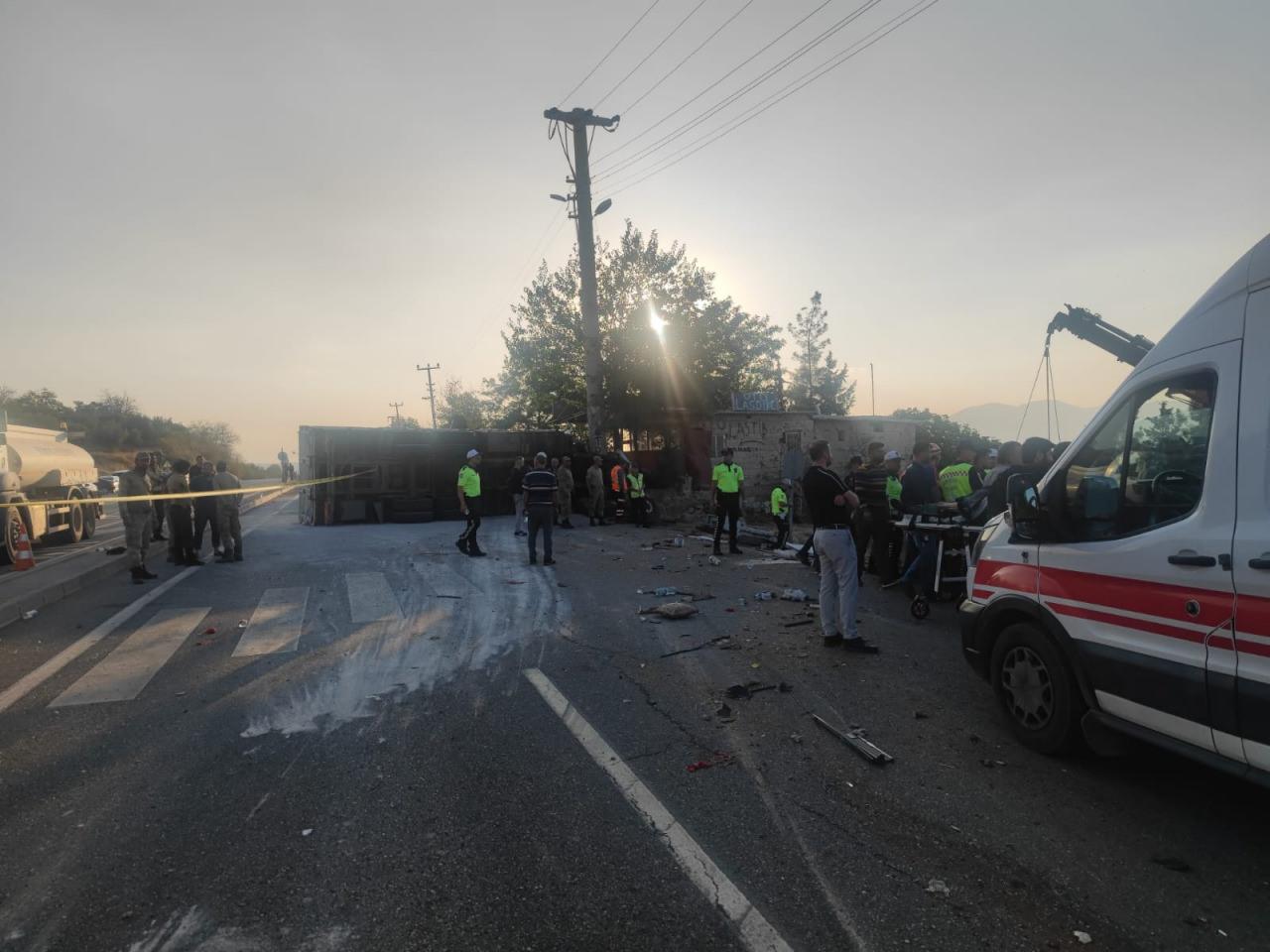 Gaziantep'te kamyon yoldaki araçlara çarptı: 5 ölü, 17 yaralı