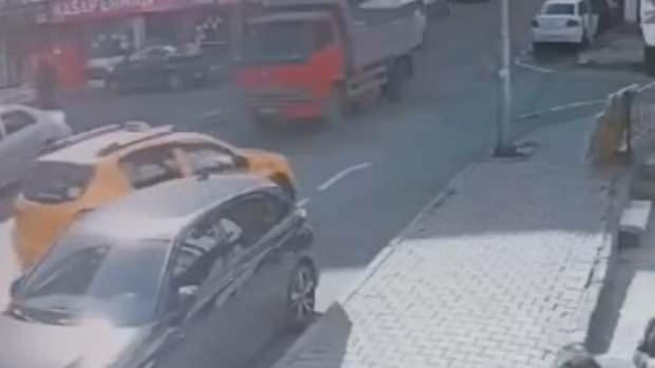 Gaziosmanpaşa’da hafriyat kamyonu 4 araca çarptı: 1’i ağır 2 kişi yaralı!