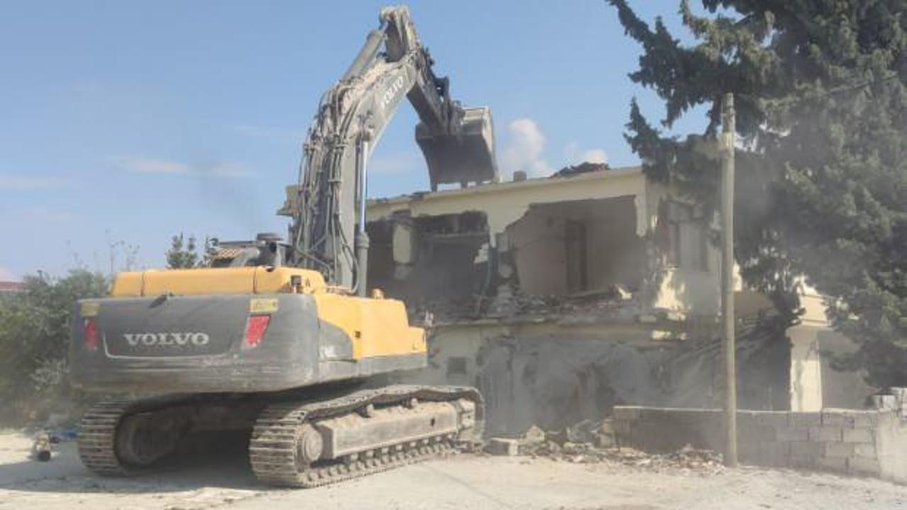 Hatay’da depremlerde ağır hasar alan 5 bina kontrollü yıkıldı