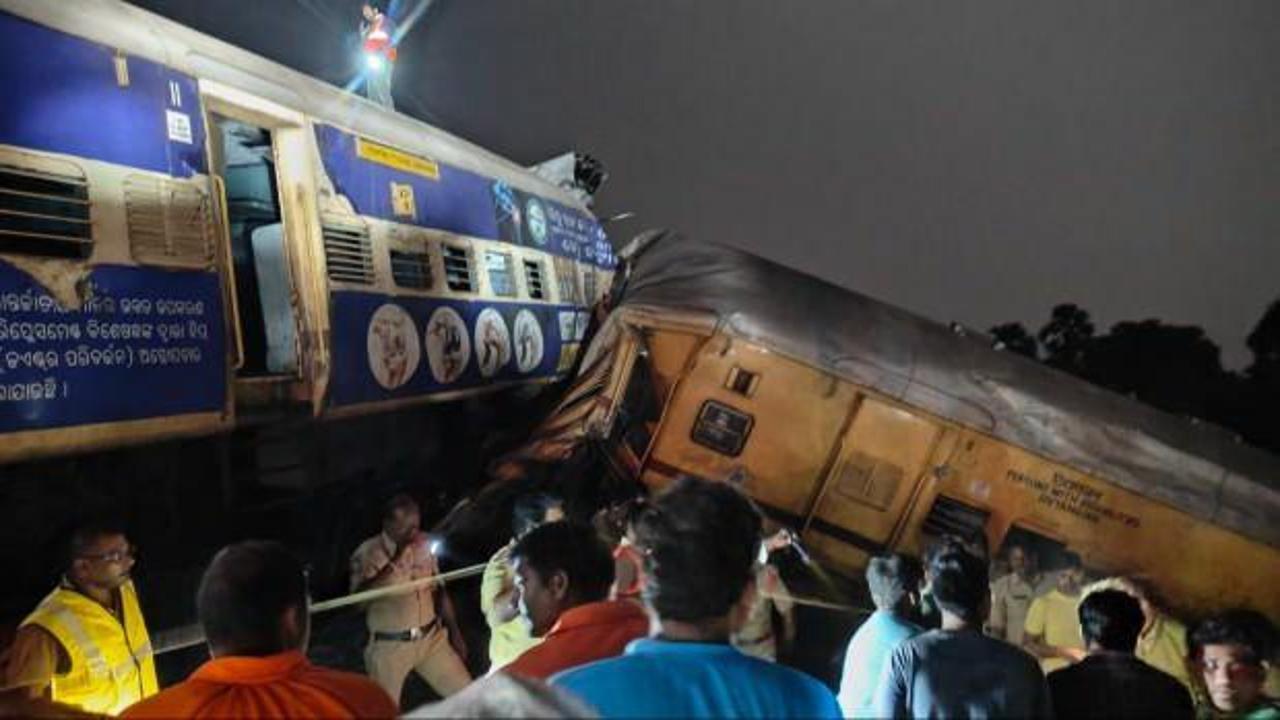 Hindistan 2 yolcu treni çarpıştı! Çok sayıda ölü ve yaralı var