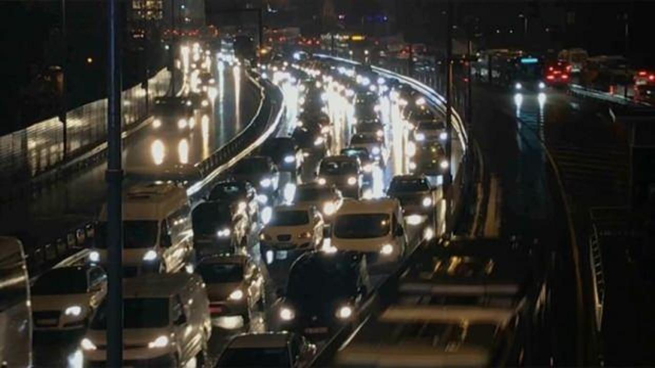 İstanbul’da akşam saatlerinde trafik yoğunluğu yaşanıyor