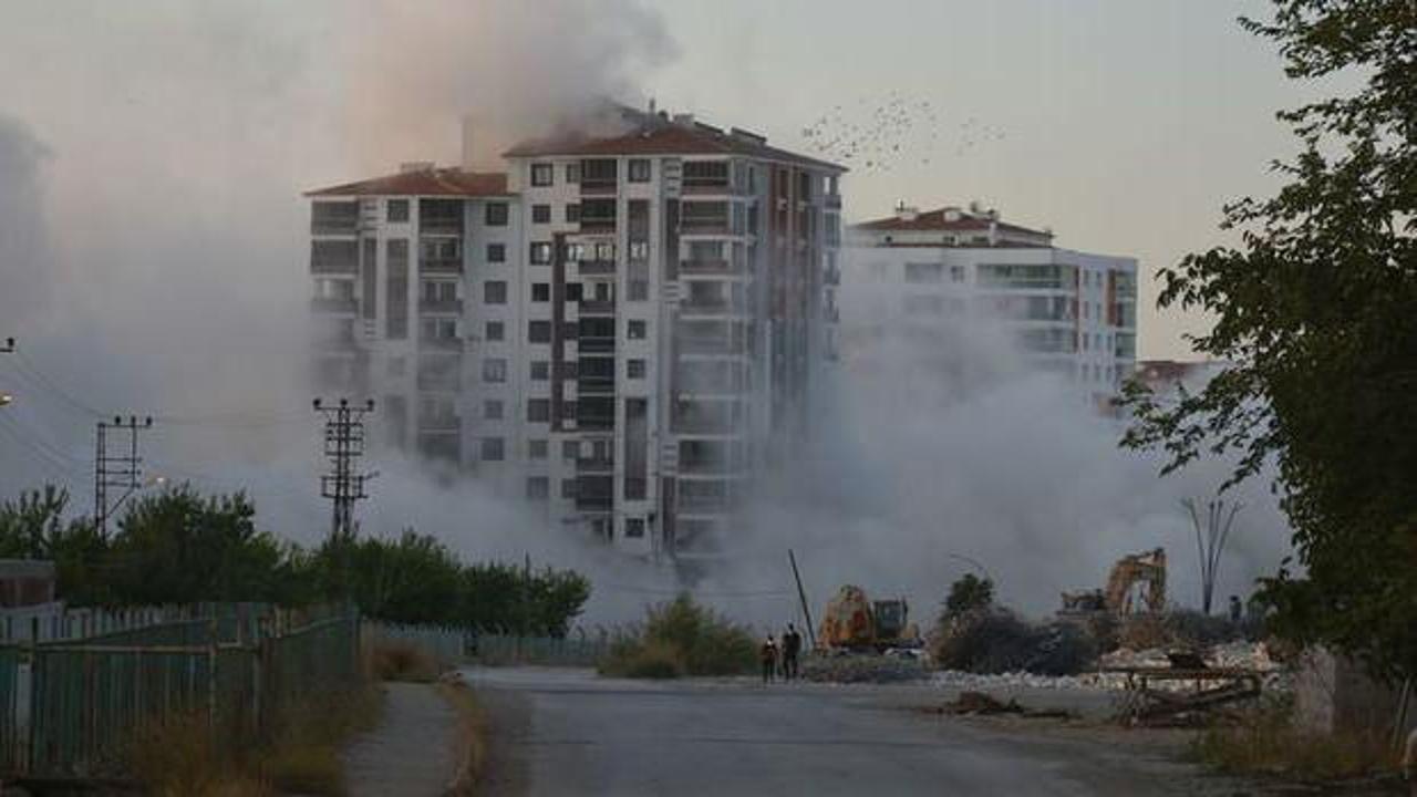 Malatya’da ağır hasarlı 12 katlı 2 bina yıkıldı!