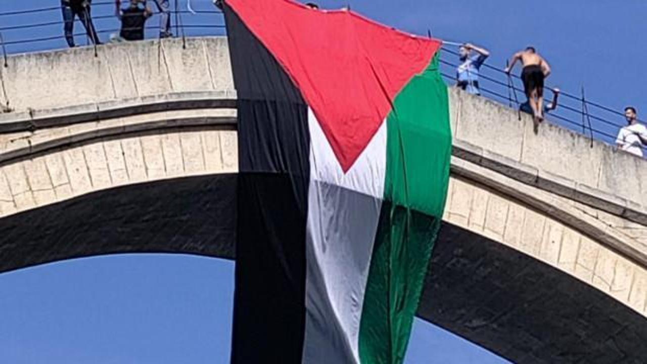 Mostar Köprüsü’ne Filistin bayrağı asıldı