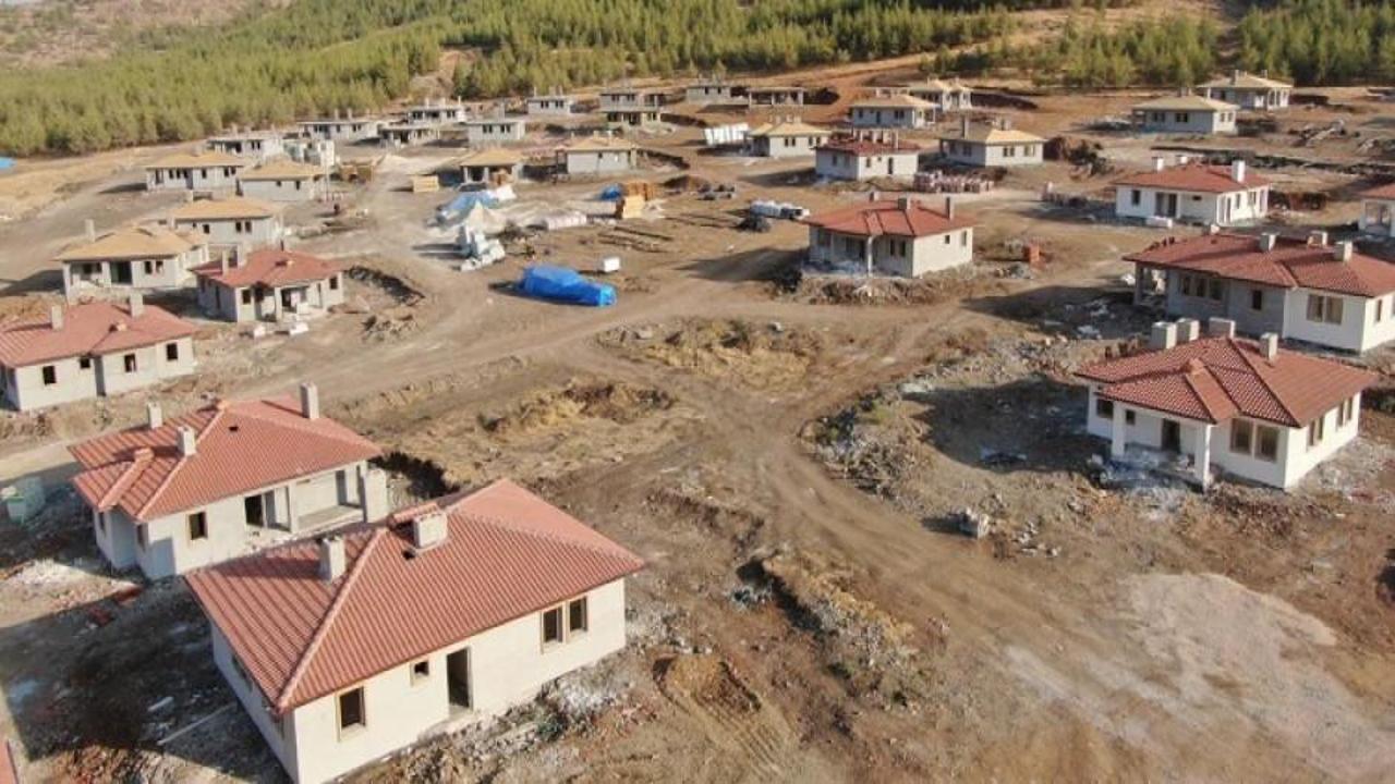 Depremden etkilenen Türkoğlu’nda köy tipi afet konutları teslimata hazır