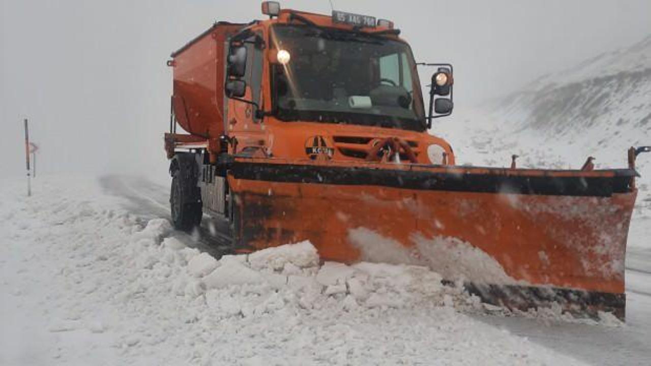 Van-Bahçesaray kara yolunda kar kalınlığı 15 santimetre