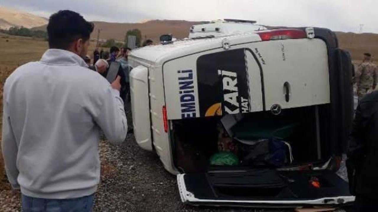 Van’da yolcu minibüsü devrildi