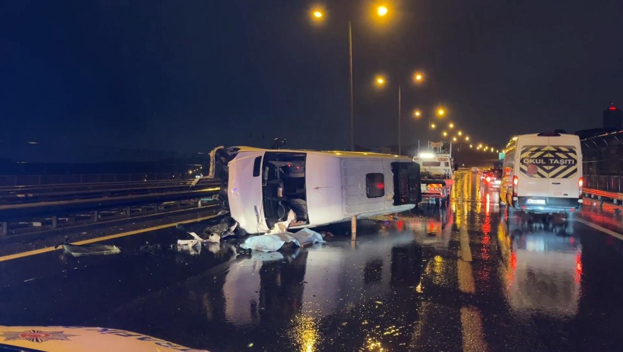 Bağcılar’da minibüs bariyerlere çarpıp devrildi: 1 ölü, 1 yaralı