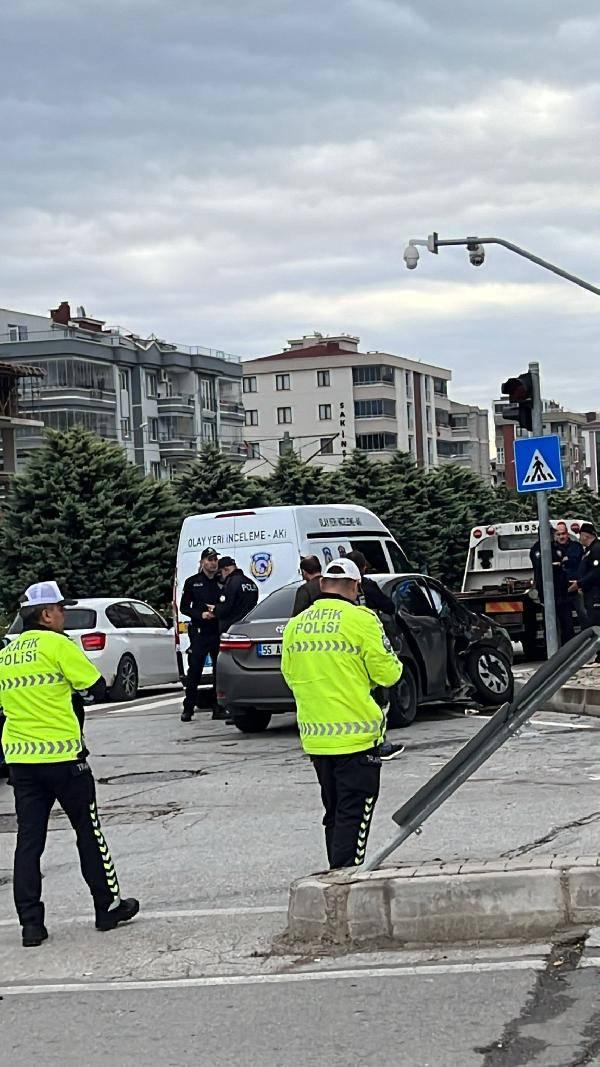 Sivil polis aracıyla hafif ticari araç çarpıştır; 2'si ağır, 4 yaralı