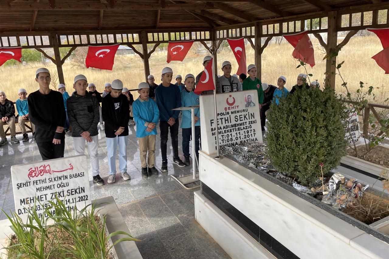 Şehit Fethi Sekin'in doğum gününde kabri başında Kur'an-ı Kerim okudular