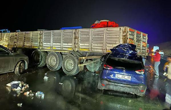 Otomobil TIR’ın altına girdi: 1 ölü, 3 yaralı