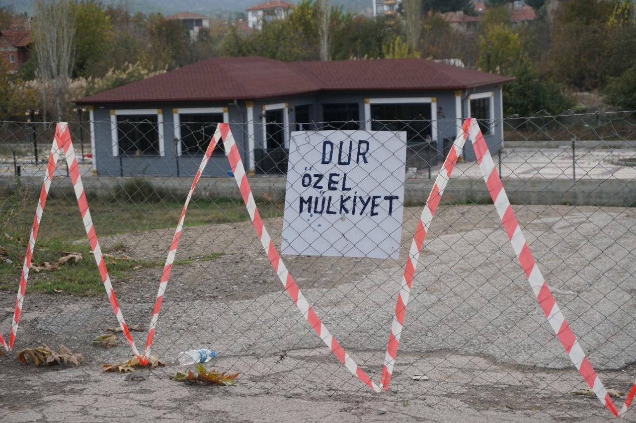 Çorum'da bir vatandaş, arazisinden geçen yolu mahkeme kararıyla ulaşıma kapattı