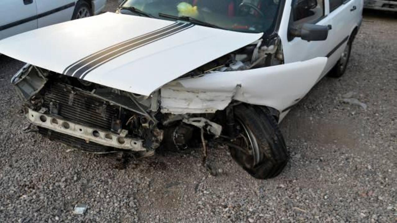 Aksaray’da lastiği patlayan otomobil bariyerlere çarptı: 6 yaralı