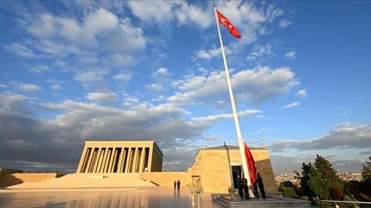 Anıtkabir’e özel bayrak değişim töreni