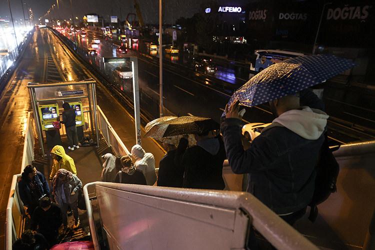 İstanbul'da sağanak ve şiddetli rüzgar hayatı olumsuz etkiliyor