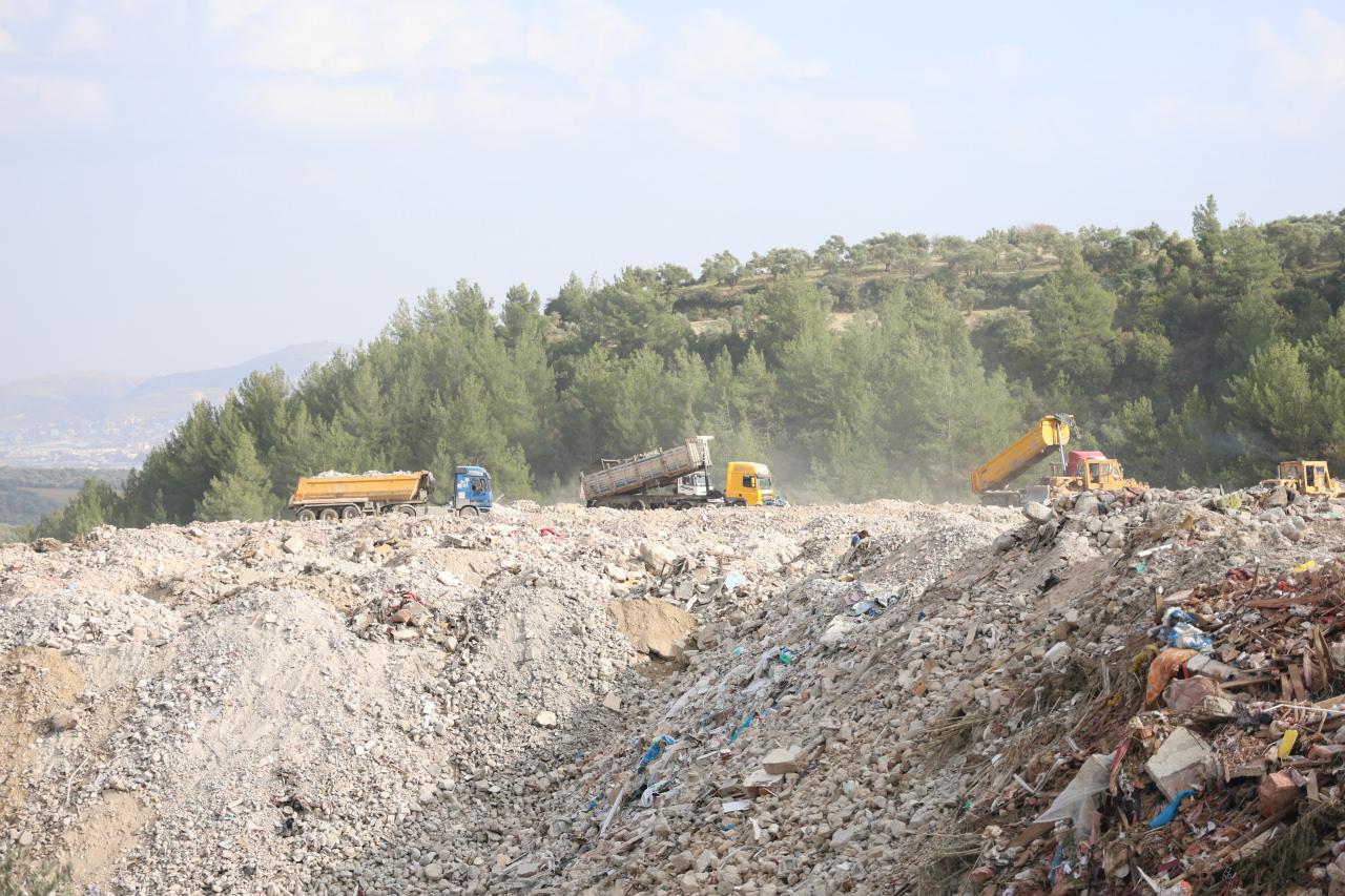 Hatay'da moloz dağları oluştu