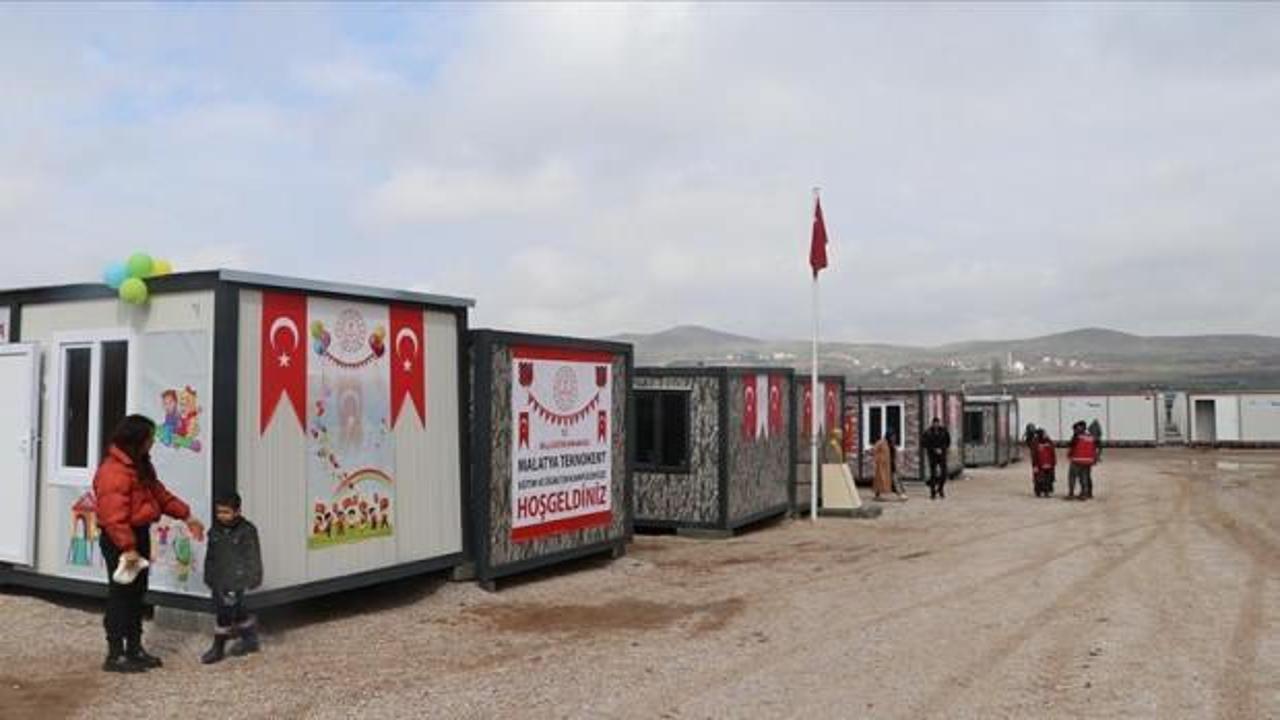 Deprem bölgesindeki 1168 öğretmen için ders zili konteynerlerde çalıyor