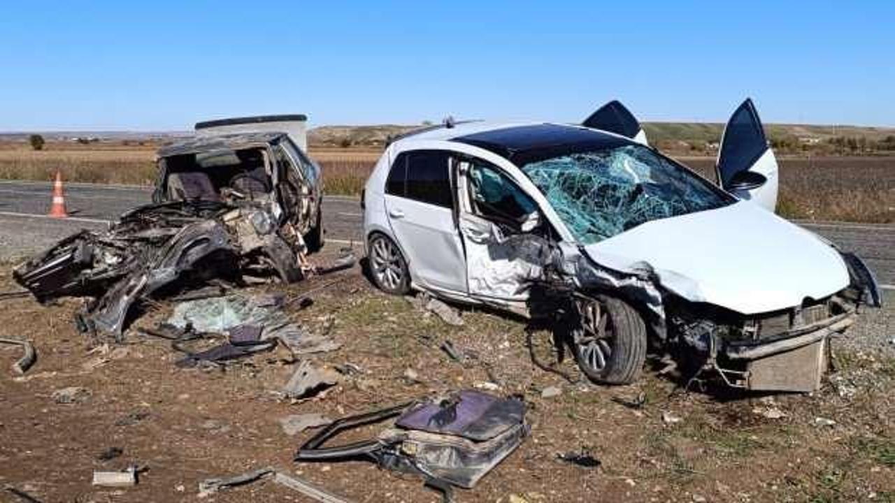 Diyarbakır’da feci kaza: İki otomobil çarpıştı, 2 kişi öldü, 1 kişi yaralandı