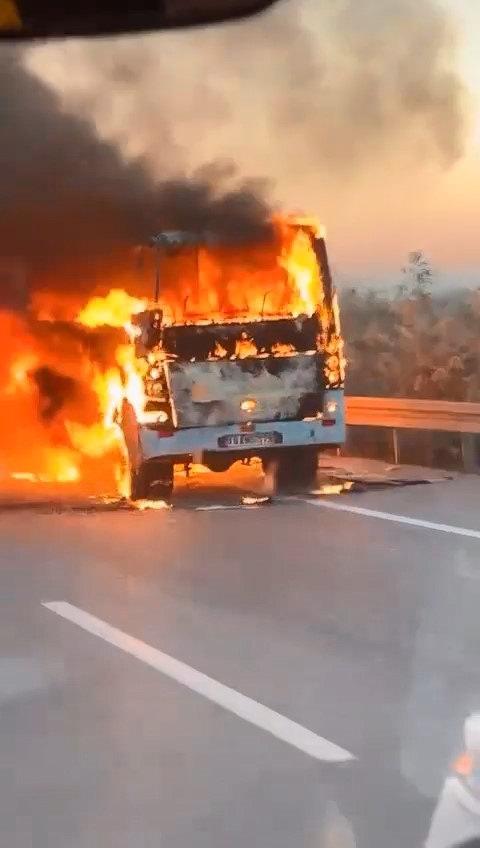 Mevsimlik işçi taşıyan servis alev alev yandı