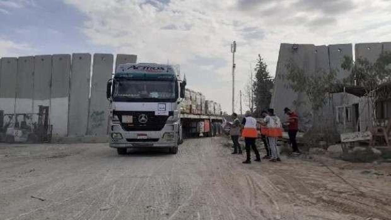 Filistin Kızılayı, insani yardım yüklü 155 kamyonu teslim aldı