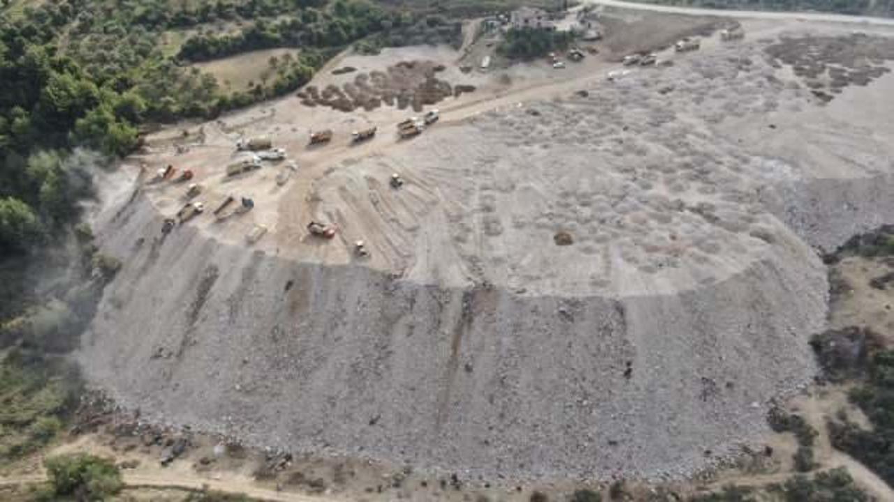 Hatay’da moloz dağları oluştu