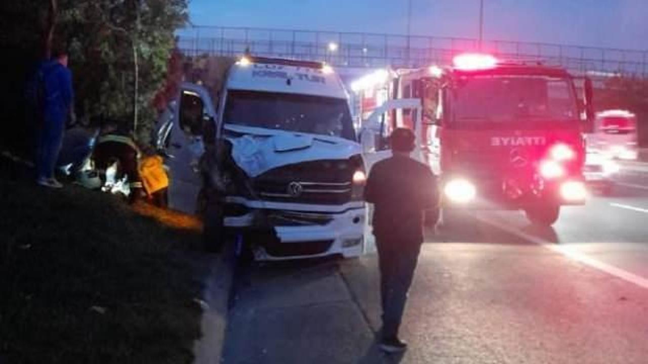 İşçi servisi, otomobile çarptı: 14 yaralı